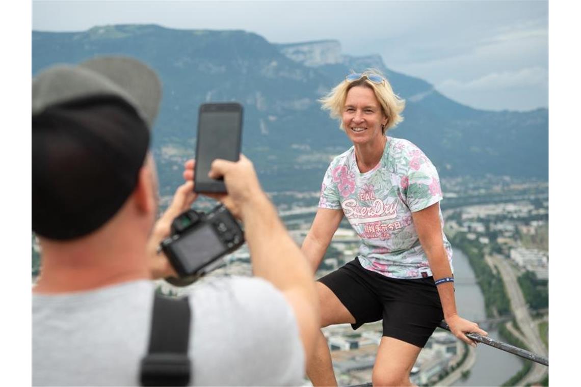 Bundestrainerin Martina Voss-Tecklenburg bei einer Tour durch Grenoble. Foto: Sebastian Gollnow