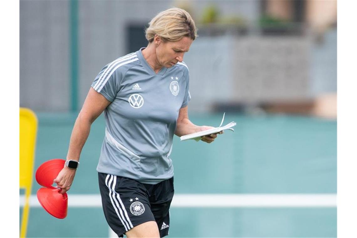 Das bringt der Donnerstag bei der Frauenfußball-WM Bundestrainerin Martina Voss-Tecklenburg bereitet ihr Team auf Schweden vor. Foto: Sebastian Gollnow