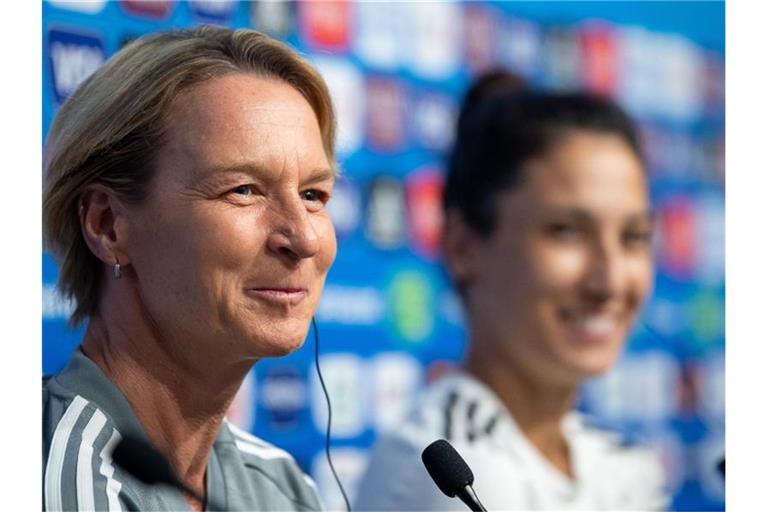 Bundestrainerin Martina Voss-Tecklenburg (l) und Sara Doorsoun bei der Pk in Rennes. Foto: Sebastian Gollnow