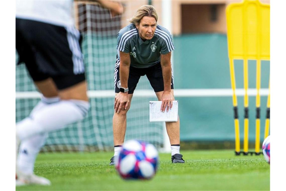 Bundestrainerin Martina Voss-Tecklenburg verfolgt das Training des deutschen Frauen-Nationalteams. Foto: Sebastian Gollnow/dpa