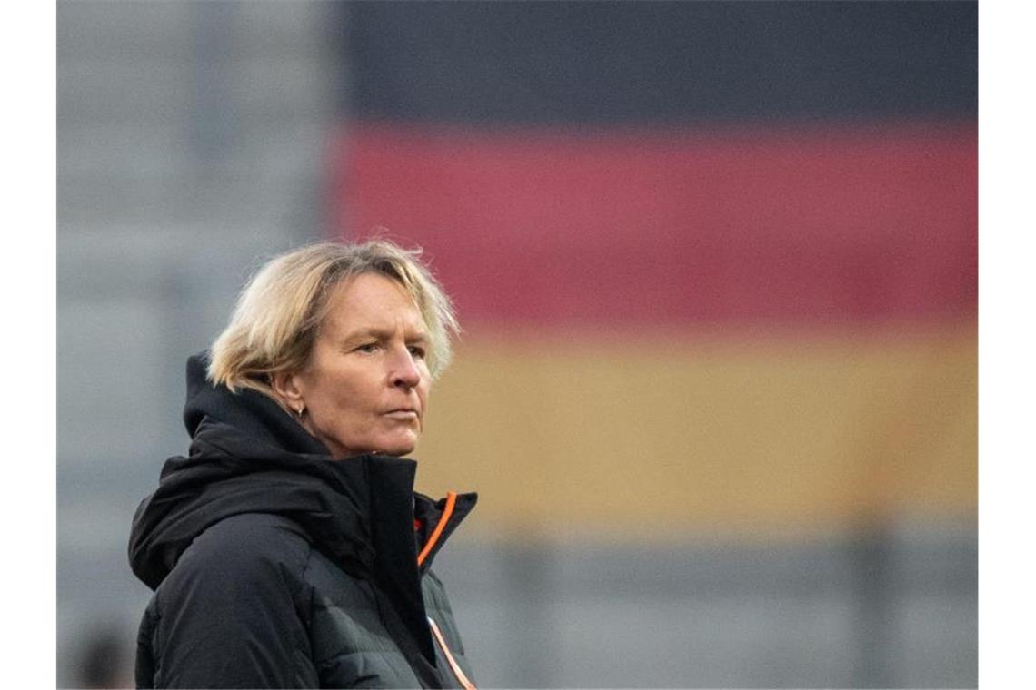 Bundestrainerin Martina Voss-Tecklenburg vor Spielbeginn. Foto: Matthias Balk/dpa