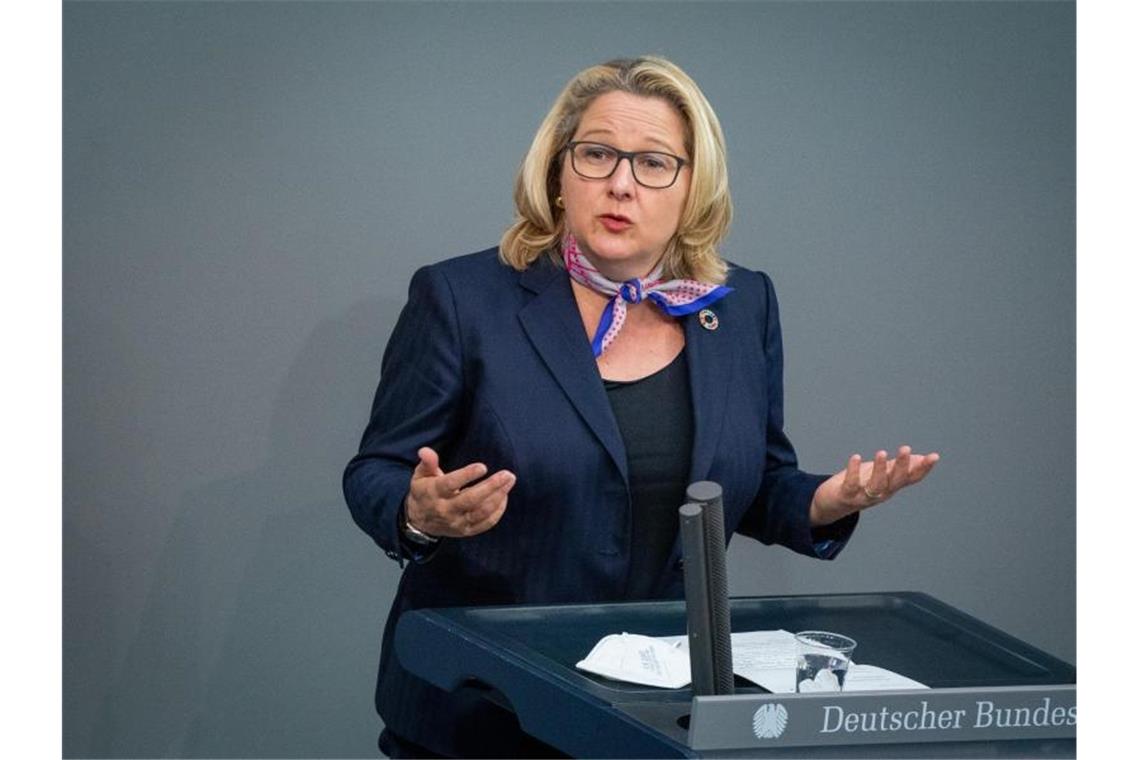 EU-Staaten einigen sich auf Maut-Regeln für Lastwagen Bundesumweltministerin Svenja Schulze zeigte sich mit den neuen Maut-Regeln zufrieden:. Foto: Kay Nietfeld/dpa