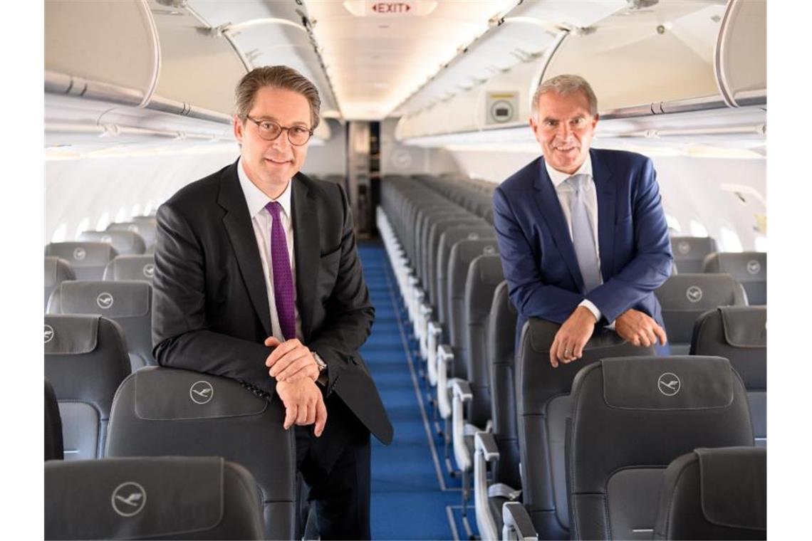 Bundesverkehrsminister Andreas Scheuer (l) und Lufthansa-Chef Carsten Spohr an Bord eines Airbus A 320neo. Foto: Soeren Stache/dpa-Zentralbild/POOL/dpa