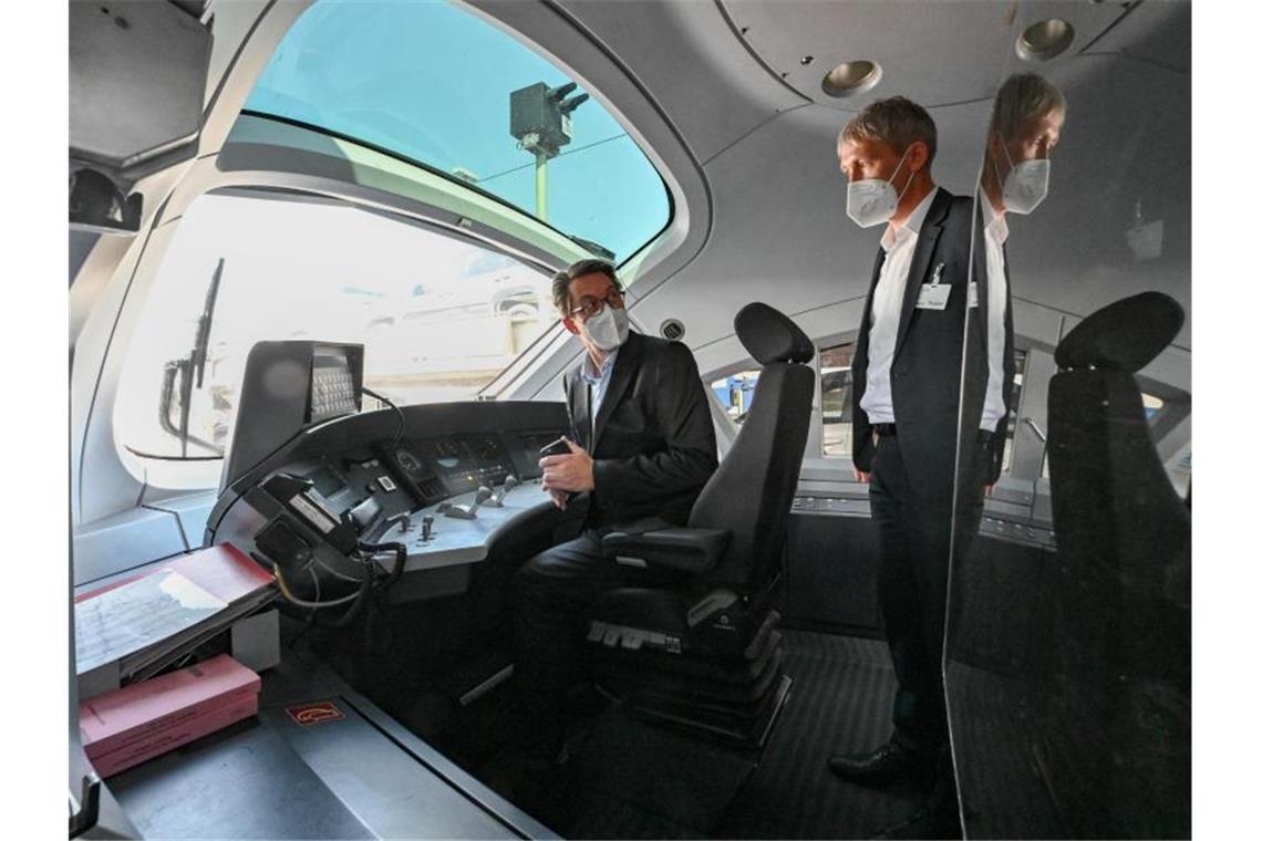 Bundesverkehrsminister Andreas Scheuer (l) und Tobias Fischer, Leiter Technik Fahrzeuge der Deutschen Bahn AG, in einem dieselbetriebenen ICE-Testzug. Foto: Patrick Pleul/dpa-Zentralbild/dpa