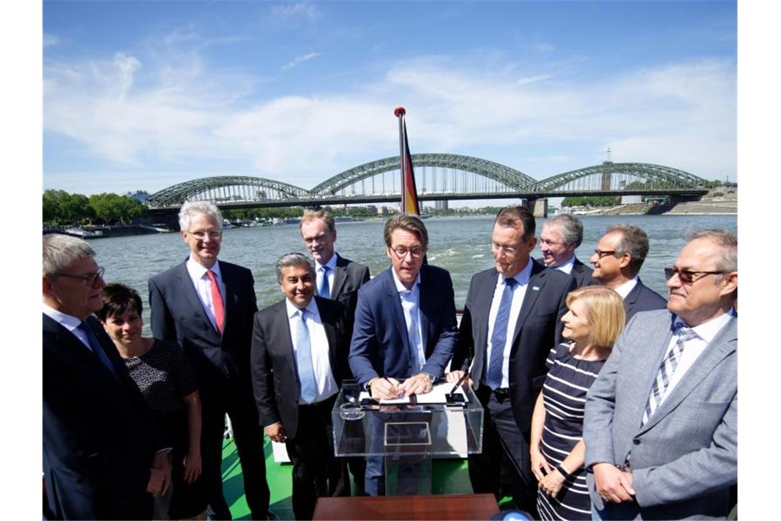 Bundesverkehrsminister Andreas Scheuer (m. CSU) bei der Unterzeichnung des „Aktionsplan Niedrigwasser Rhein“. Foto: Henning Kaiser