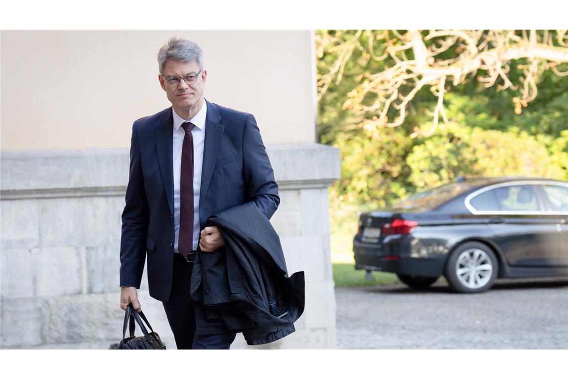 Bundesverkehrsminister Patrick Schnieder auf dem Weg zur Kabinettsklausur.