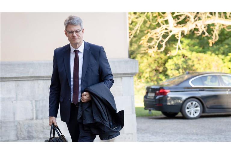 Bundesverkehrsminister Patrick Schnieder auf dem Weg zur Kabinettsklausur.