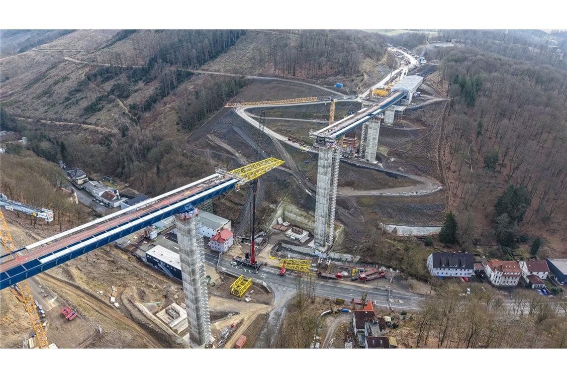 Schiene bekommt bis 2029 mehr als 100 Milliarden Euro Bundesverkehrsminister Patrick Schnieder (CDU) kündigte an, dass es künftig mehr Baustellen geben werde, um die Verkehrsinfrastruktur auszubessern.