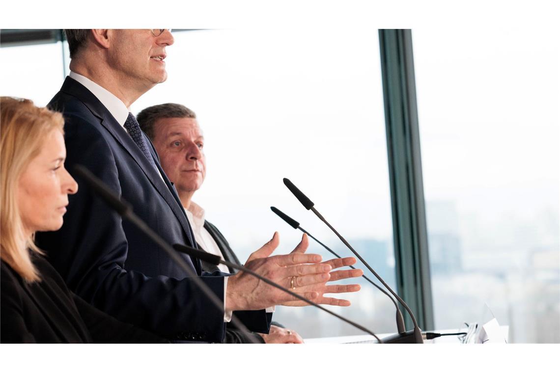 Bundesverkehrsminister Schnieder hat konkrete Maßnahmen für mehr Sicherheit von Bahnbeschäftigten angekündigt.