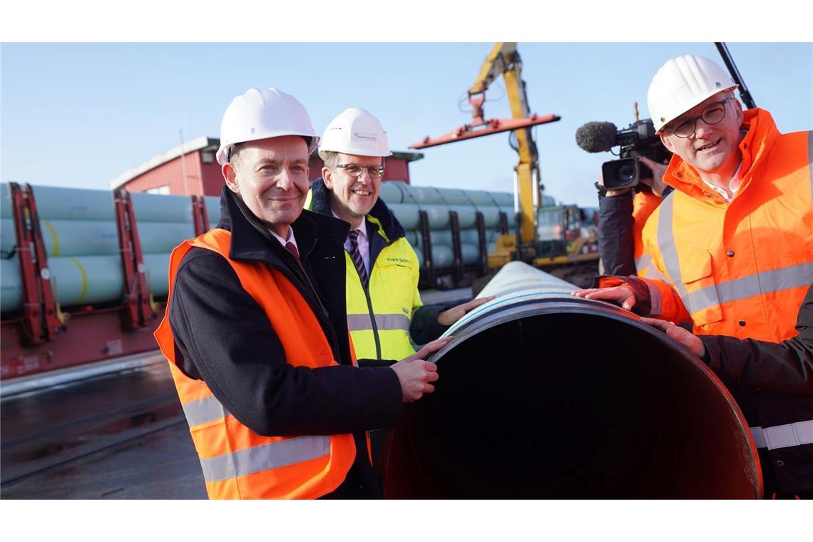 Bundesverkehrsminister Volker Wissing bei einem Pressetermin zum Bau der neuen LNG-Pipeline in Brunsbüttel in Schleswig-Holstein. An der Pipeline wurden nun Löcher gefunden - die Ermittlungen laufen.