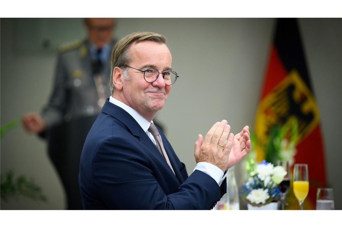 Bundesverteidigungsminister Boris Pistorius applaudiert bei einer Veranstaltung im Bundesministerium der Verteidigung den Athletinnen und Athleten der Bundeswehr, die an den Invictus Games 2025 in Kanada teilgenommen haben.