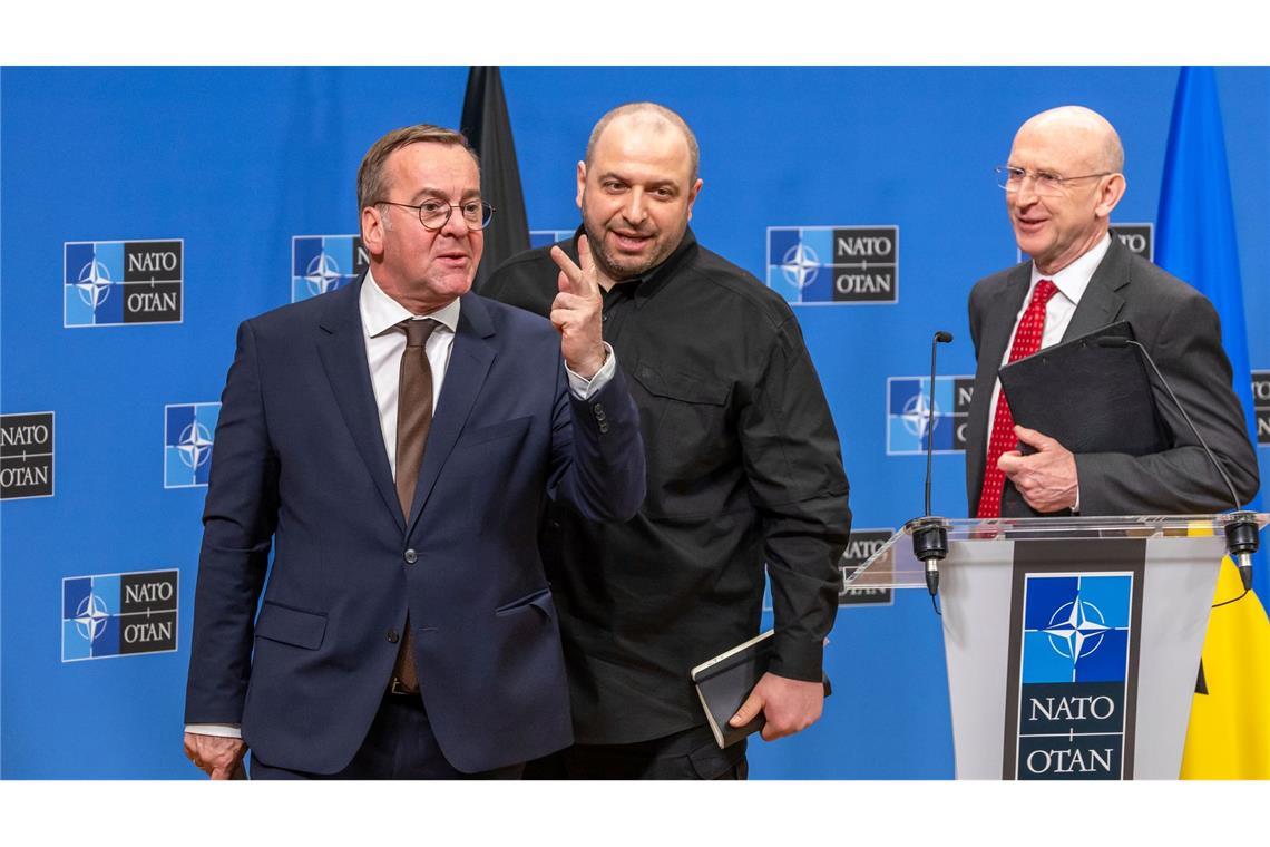 Nato berät nach Luftraumverletzung über bessere Abschreckung Bundesverteidigungsminister Boris Pistorius (l) und sein britischer Kollege John Healey (r) wollen weitere Unterstützung für die Ukraine organisieren. Der ukrainische Kollegen Rustem Umjerow (m) sollen über den Bedarf informieren. (Archivbild)