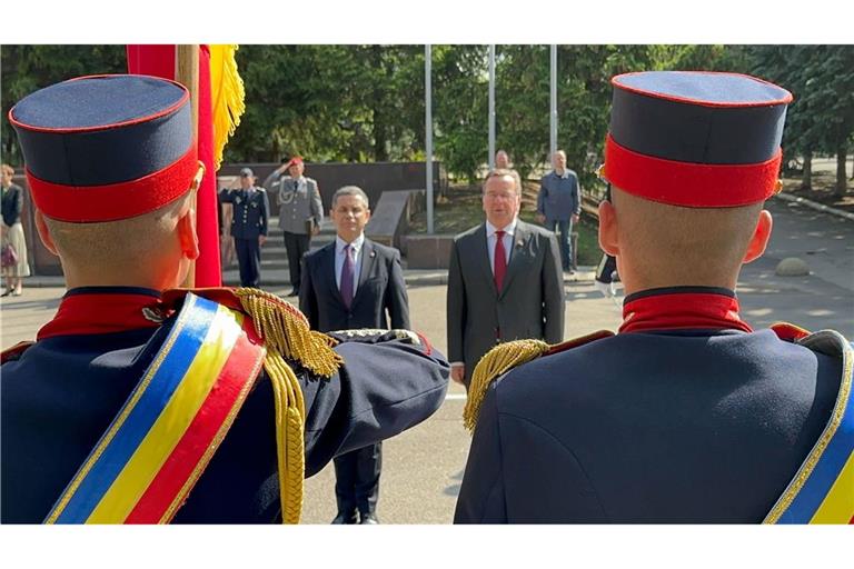Bundesverteidigungsminister Boris Pistorius (r) wird von seinem moldauischen Kollegen Anatolie Nosatii mit militärischen Ehren begrüßt.