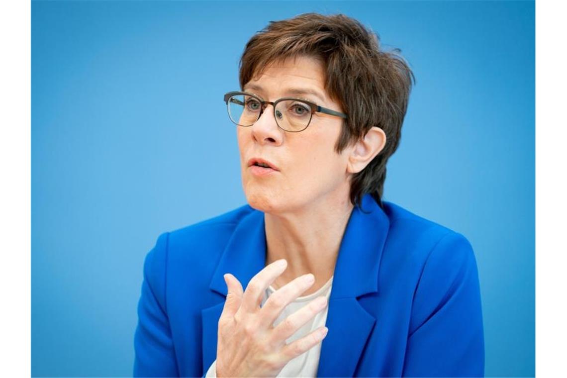 Bundesverteidigungsministerin Annegret Kramp-Karrenbauer (CDU) fordert von Russland Transparenz. Foto: Kay Nietfeld/dpa