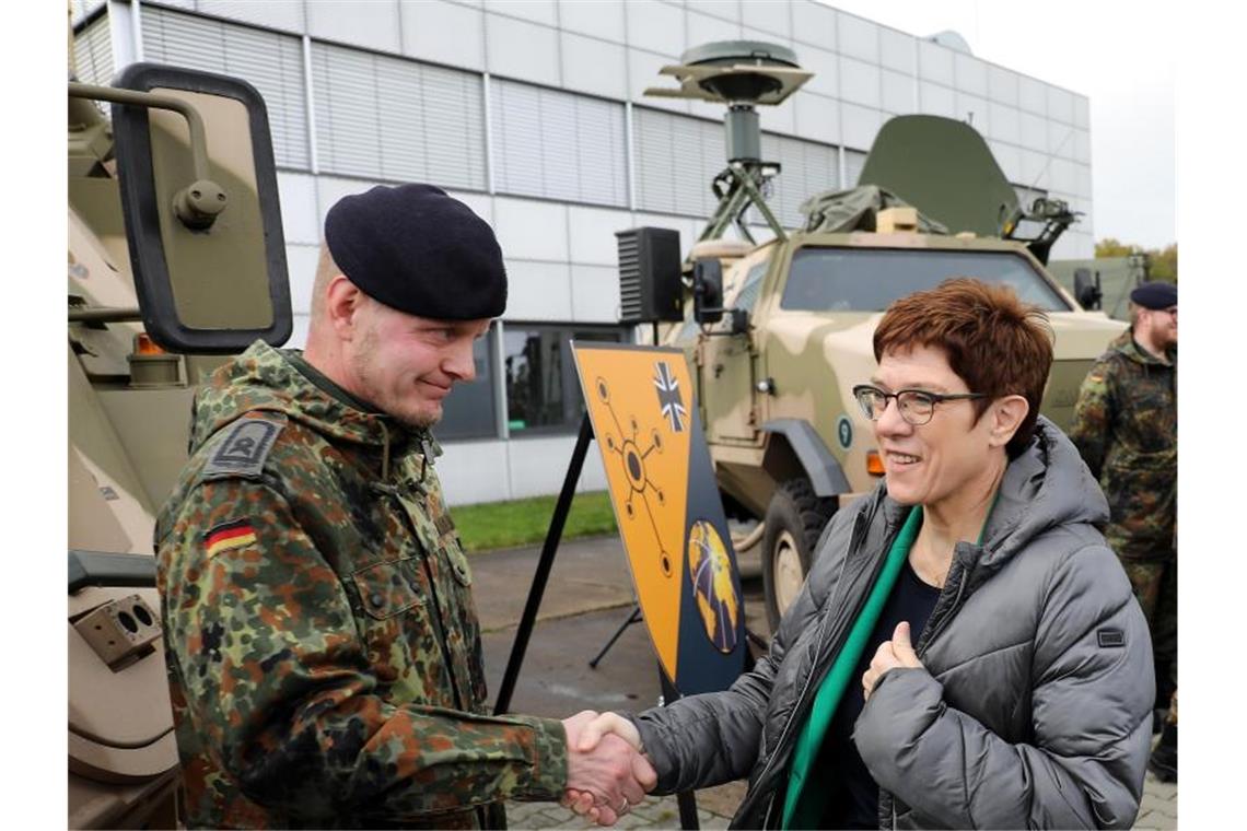 Bundesverteidigungsministerin Annegret Kramp-Karrenbauer bei einem Besuch des Bundeswehrstandorts Rheinbach. Foto: Oliver Berg/dpa