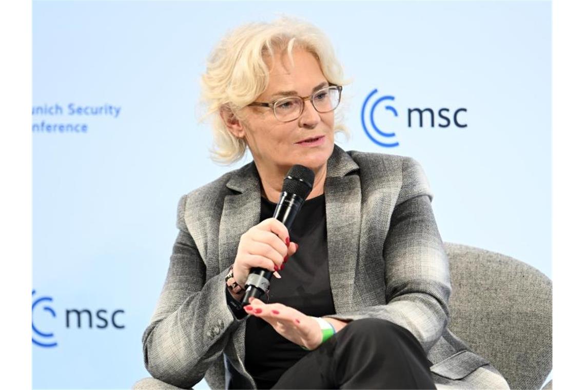 Lambrecht: Werden Verteidigungsausgaben weiter erhöhen Bundesverteidigungsministerin Christine Lambrecht macht klar: Deutschland wird mehr Geld in das Militär stecken. Foto: Tobias Hase/dpa