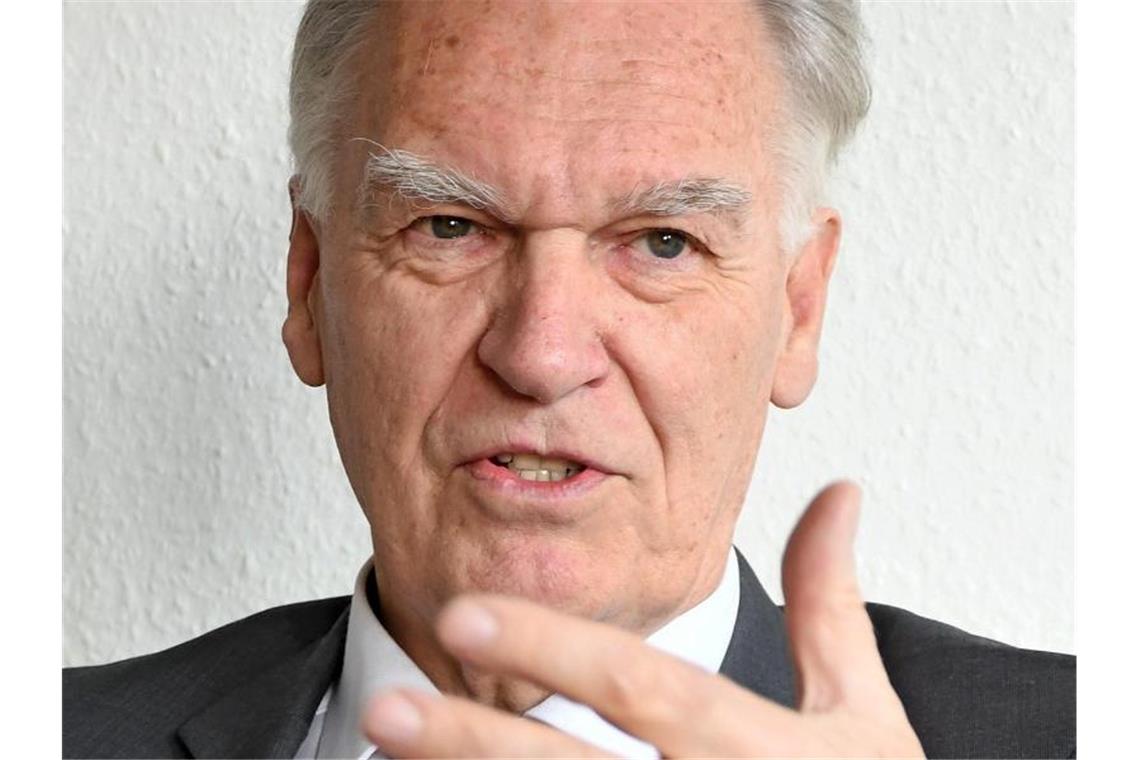 Weißer Ring will Stalkingopfern mit einer App helfen Bundesvorsitzende der Opferschutzvereinigung Jörg Ziercke: Das Dunkelfeld bei Stalking ist „riesengroß“. Foto: Peter Zschunke/dpa