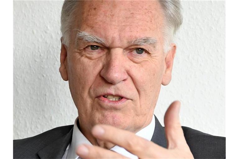 Bundesvorsitzende der Opferschutzvereinigung Jörg Ziercke: Das Dunkelfeld bei Stalking ist „riesengroß“. Foto: Peter Zschunke/dpa