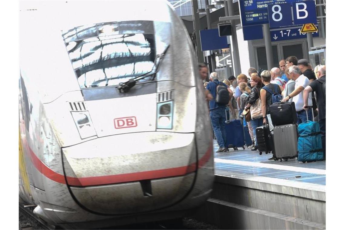Einigung: Soldaten in Uniform fahren gratis mit der Bahn Bundeswehr und Bahn haben sich auf Gratis-Bahnfahrten für Soldaten geeinigt - zunächst im Fernverkehr. Foto: Arne Dedert/Archiv