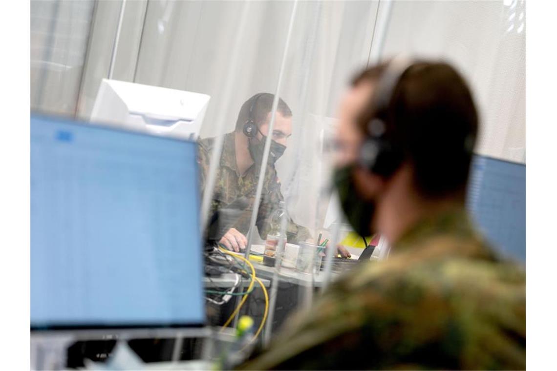 Bundeswehrsoldaten bei der Kontaktnachverfolgung im Gesundheitsamt in Karlsruhe. Foto: Marijan Murat/dpa
