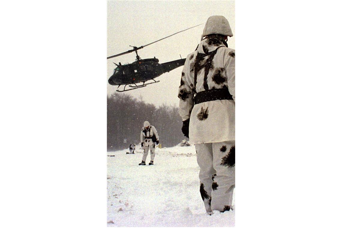 Bundeswehrsoldaten beobachten im Februar 1999 auf dem Truppenübungsplatz Münsingen einen Bundeswehrhubschrauber beim Start. Der letzte Bundeswehrsoldat verlässt Münsingen im Dezember 2005.