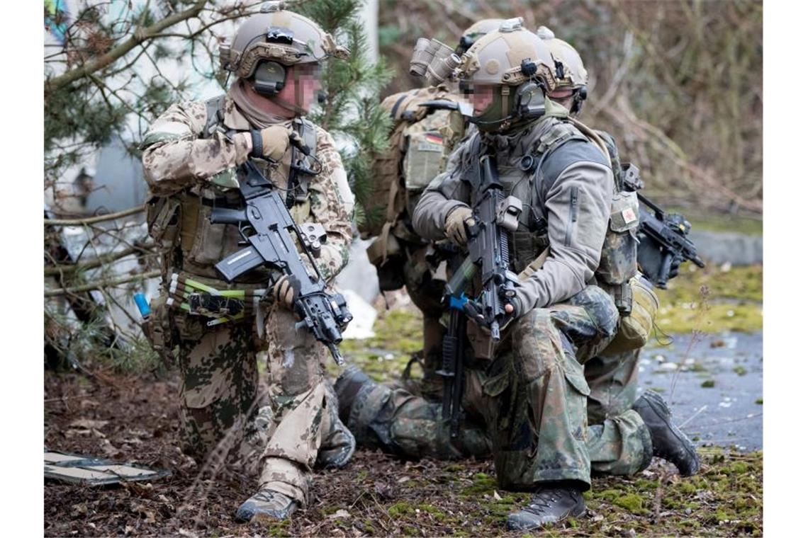 Bundeswehrsoldaten der Eliteeinheit Kommando Spezialkräfte (KSK) trainieren den Häuserkampf und eine Geiselbefreiung. Foto: picture alliance / Kay Nietfeld/dpa