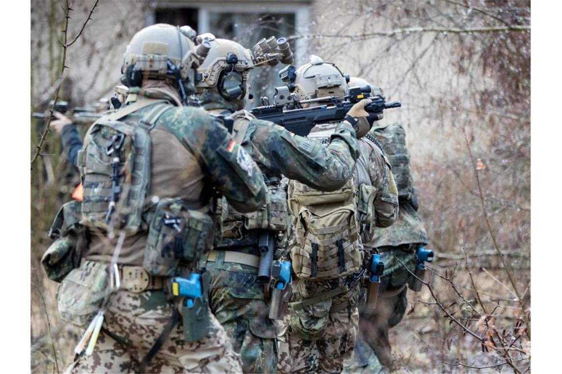Bundeswehrsoldaten der Eliteeinheit Kommando Spezialkräfte (KSK) trainieren den Häuserkampf und eine Geiselbefreiung. Foto: Kay Nietfeld/dpa