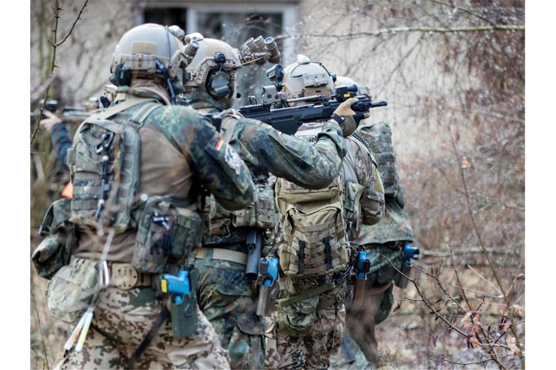 Datensätze aus dem Jahr 2018 beim KSK gelöscht Bundeswehrsoldaten der Eliteeinheit Kommando Spezialkräfte (KSK) trainieren den Häuserkampf und eine Geiselbefreiung. Foto: Kay Nietfeld/dpa