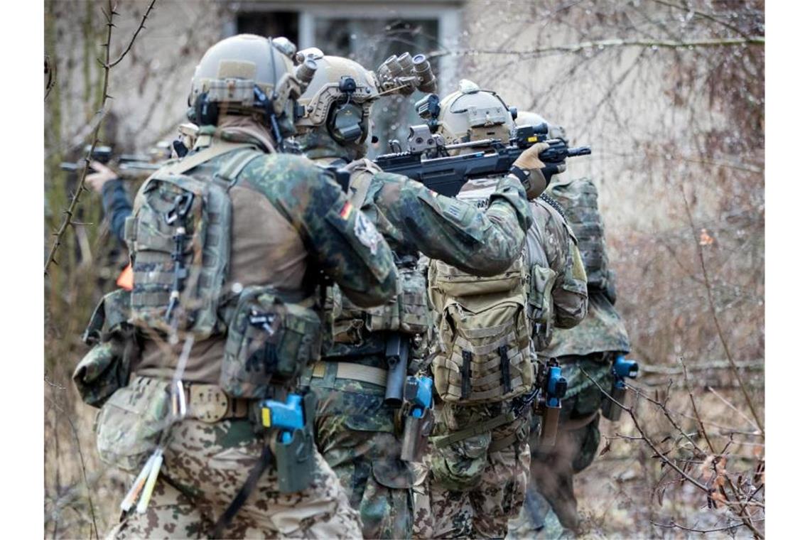 Bundeswehrsoldaten müssen sich zukünftig einer stärkeren Sicherheitsüberprüfung unterziehen. Foto: Kay Nietfeld/dpa