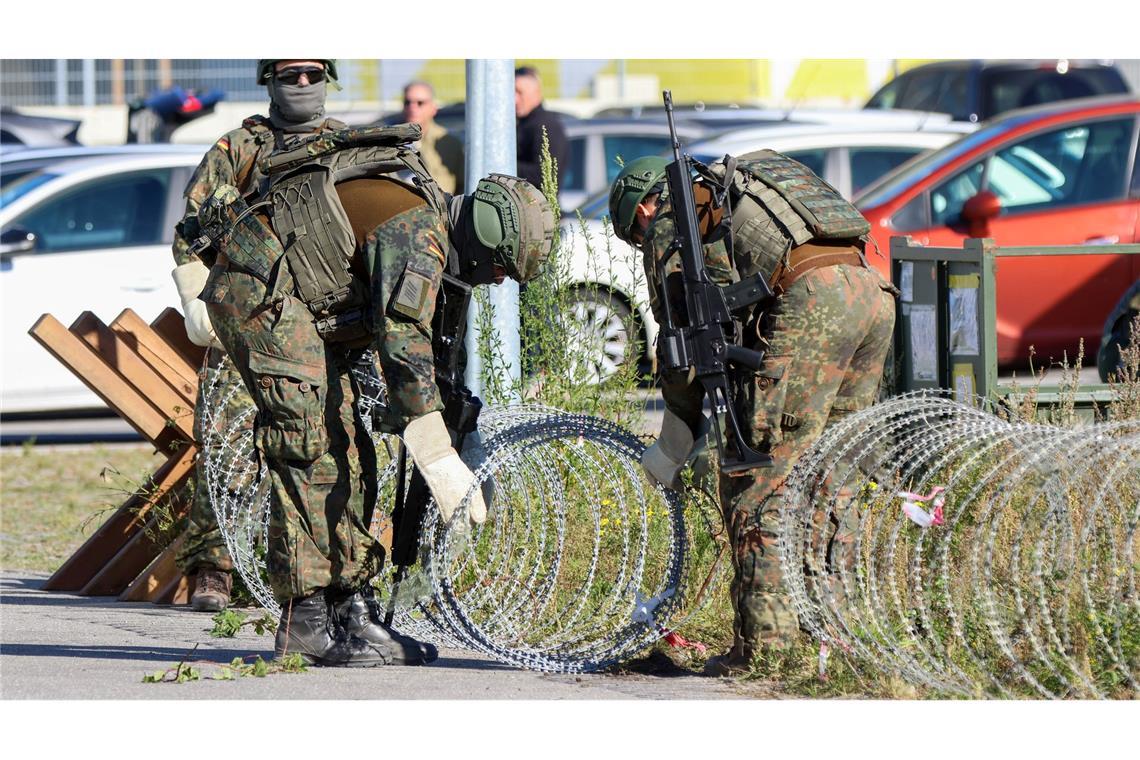 Bilder des Tages Bundeswehrsoldaten sind bei der Großübung "Red Storm Bravo“ mit dem Aufbau eines Checkpoints im Hamburger Hafen beschäftigt.