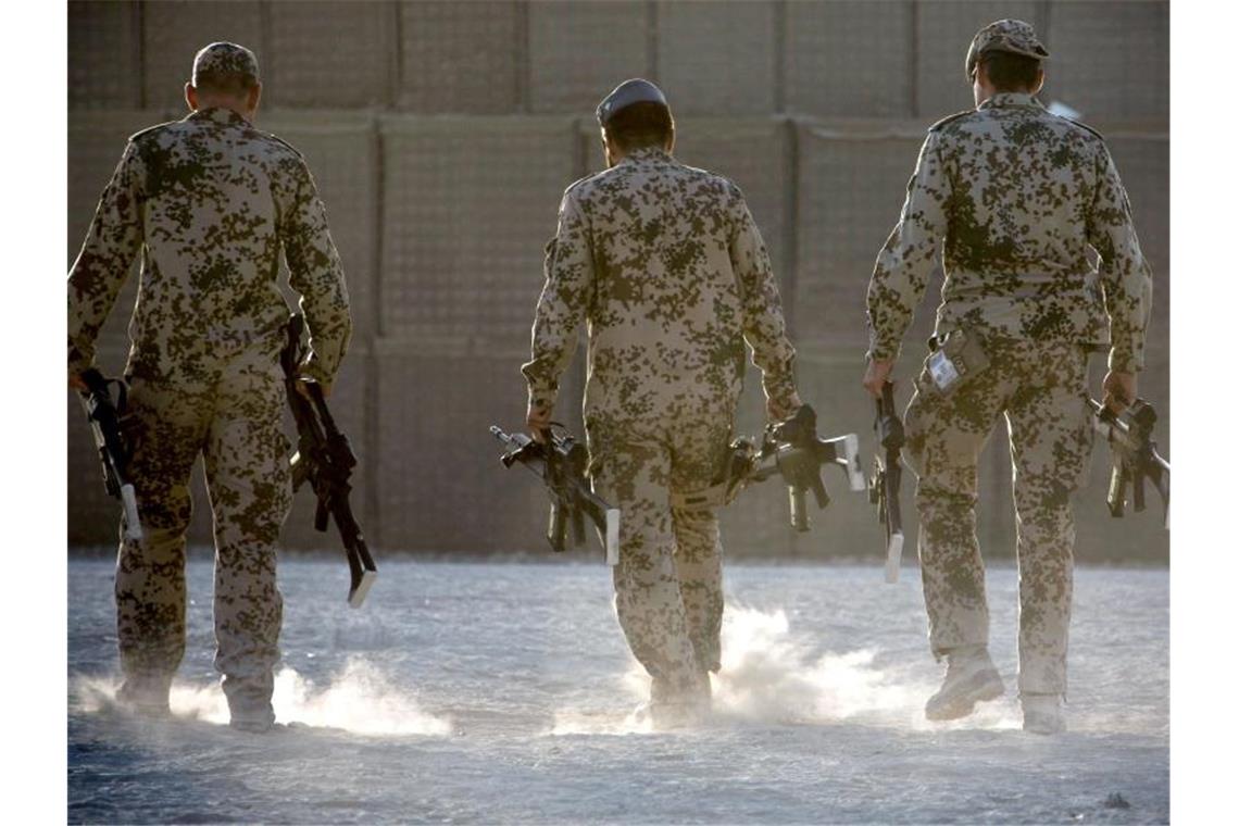 Bundeswehrsoldaten tragen Waffen zum Depot im Feldlager nahe Kundus (Archivbild). Foto: picture alliance / dpa