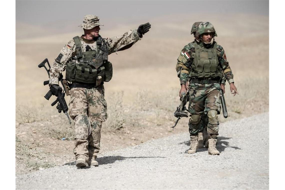 USA wollen deutsche Bodentruppen für Anti-IS-Einsatz Bundeswehrsoldaten und kurdische Peshmerga in der irakischen Ausbildungseinrichtung Bnaslawa. Foto: Michael Kappeler