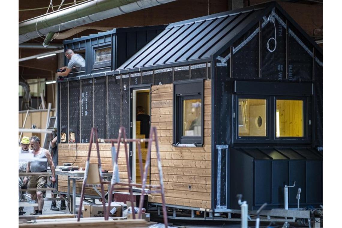 Tiny House als XS-Eigenheim - Baustein gegen Wohnungsnot Bundesweit gibt es rund 20 Tiny-House-Anbieter. Zunehmend rücken die winzigen Häuschen als Eigenheim in den Fokus. Foto: Guido Kirchner