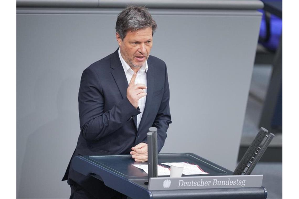 Gas-Rechnung in Rubel: „Vertragsbruch“ und „perfides Spiel“ Bundeswirtschafts- und Klimaschutzminister Robert Habeck (Bündnis 90/Grüne) spricht im Bundestag. Foto: Michael Kappeler/dpa