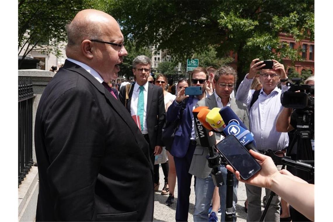 Altmaier besucht US-Werk von Mercedes Bundeswirtschaftsminister Altmaier hält eine Lösung im schwierigen Handelskonflikt mit den USA für möglich. Foto: Andreas Hoenig