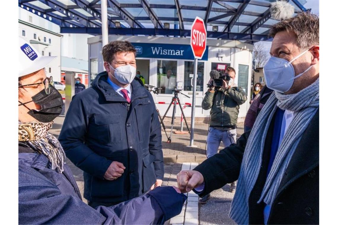 Bund will insolventen MV Werften helfen Bundeswirtschaftsminister bei seinem Besuch auf der insolventen MV-Werft. Der Standort soll Unterstützung vom Bund erhalten. Foto: Jens Büttner/dpa-Zentralbild/dpa