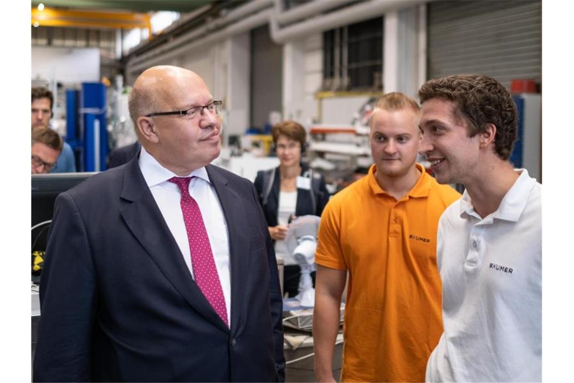 Bundeswirtschaftsminister Peter Altmaier (CDU) beim Besuch des Maschinenherstellers Albrecht Bäumer GmbH. Foto: Ole Spata