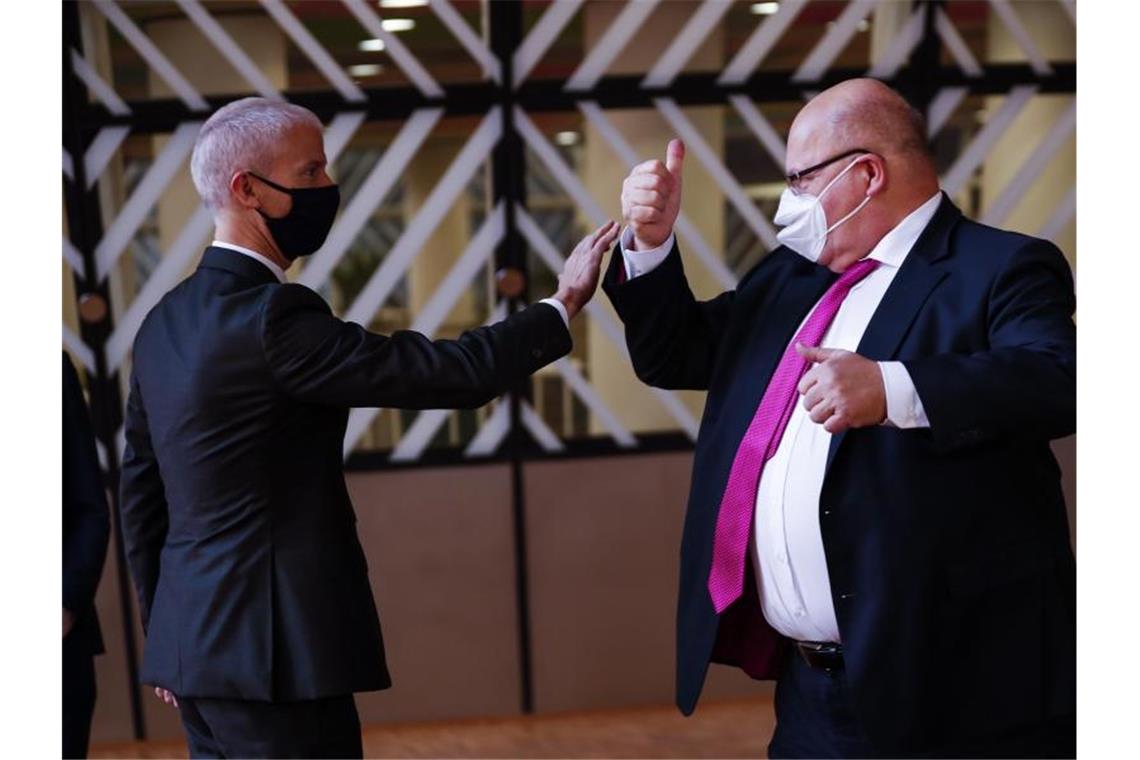 Kampf gegen Marktabschottung: EU will Sanktionsinstrument Bundeswirtschaftsminister Peter Altmaier (CDU, r) begrüßt den französischen Außenhandelsminister Franck Riester bei einem Treffen in Brüssel. Foto: Francisco Seco/AP Pool/dpa