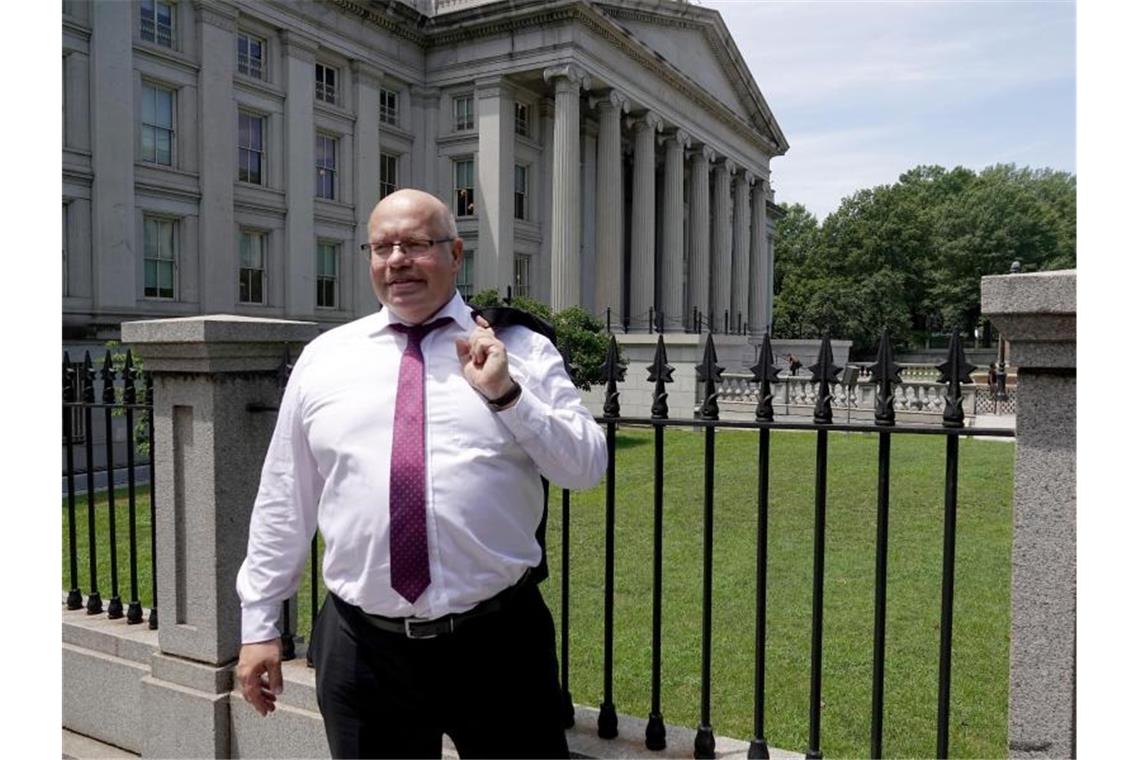 Altmaier bekräftigt Pläne für Autozölle auf Null Bundeswirtschaftsminister Peter Altmaier (CDU) steht nach einem Treffen mit US-Finanzminister Mnuchin vor dem US-Finanzministerium. Foto: Andreas Hoenig