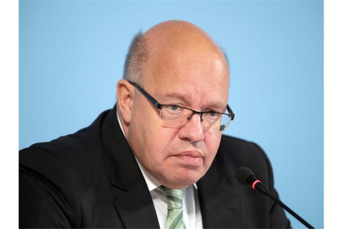 Bundeswirtschaftsminister Peter Altmaier (CDU) will notfalls mit staatlicher Hilfe Arbeitsplätze in Deutschland sichern. Foto: Soeren Stache