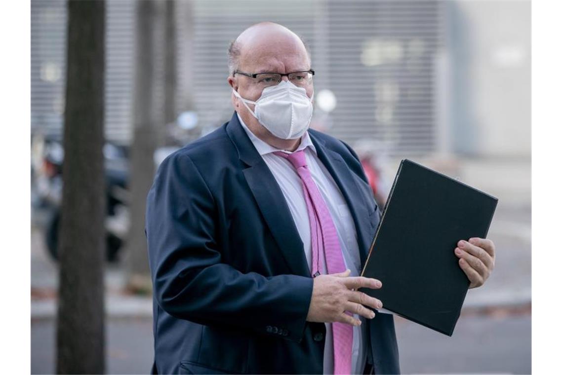 Bundeswirtschaftsminister Peter Altmaier (CDU) hat rasche Hilfen für die von Corona-Beschränkungen betroffenen Unternehmen bis Ende des Monats angekündigt. Foto: Michael Kappeler/dpa