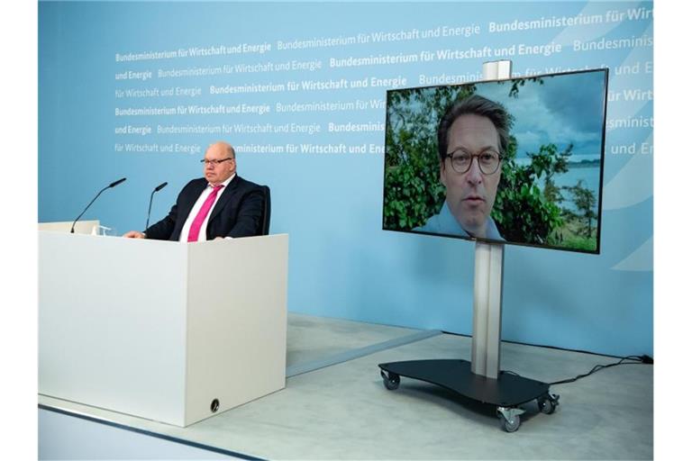Bundeswirtschaftsminister Peter Altmaier (l) und (zugeschaltet) Bundesverkehrsminister Andreas Scheuer bei der virtuellen Pressekonferenz zur Projektauswahl für das große EU-Wasserstoffprojekt. Foto: Bernd von Jutrczenka/dpa Pool/dpa