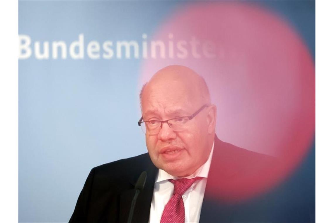 Bundeswirtschaftsminister Peter Altmaier stellt auf einer Pressekonferenz seine klima- und wirtschaftspolitischen Vorschläge vor. Foto: Odd Andersen/AFP Pool/dpa