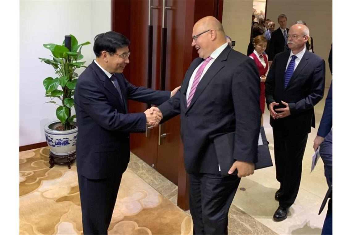 Bundeswirtschaftsminister Peter Altmaier wird in Peking von Miao Wei (l) empfangen, dem chinesischen Minister für Industrie und Informationstechnologie. Foto: Andreas Landwehr
