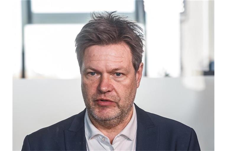 Bundeswirtschaftsminister Robert Habeck äußert sich in Kiel vor Journalisten. Foto: Markus Scholz/dpa