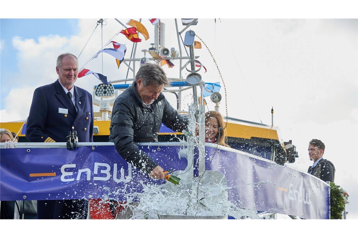 Bundeswirtschaftsminister Robert Habeck (Grüne) tauft ein neuartiges Transferschiff am Pierspeicher Kappeln auf den Namen "Impulse".