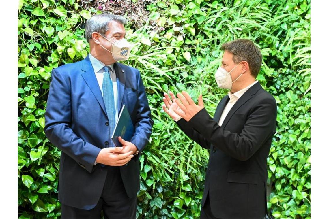 Windkraftausbau: Habeck will ökologischen Patriotismus Bundeswirtschaftsminister Robert Habeck (r) im Gespräch mit dem bayerischen Ministerpräsidenten Markus Söder. Foto: Tobias Hase/dpa
