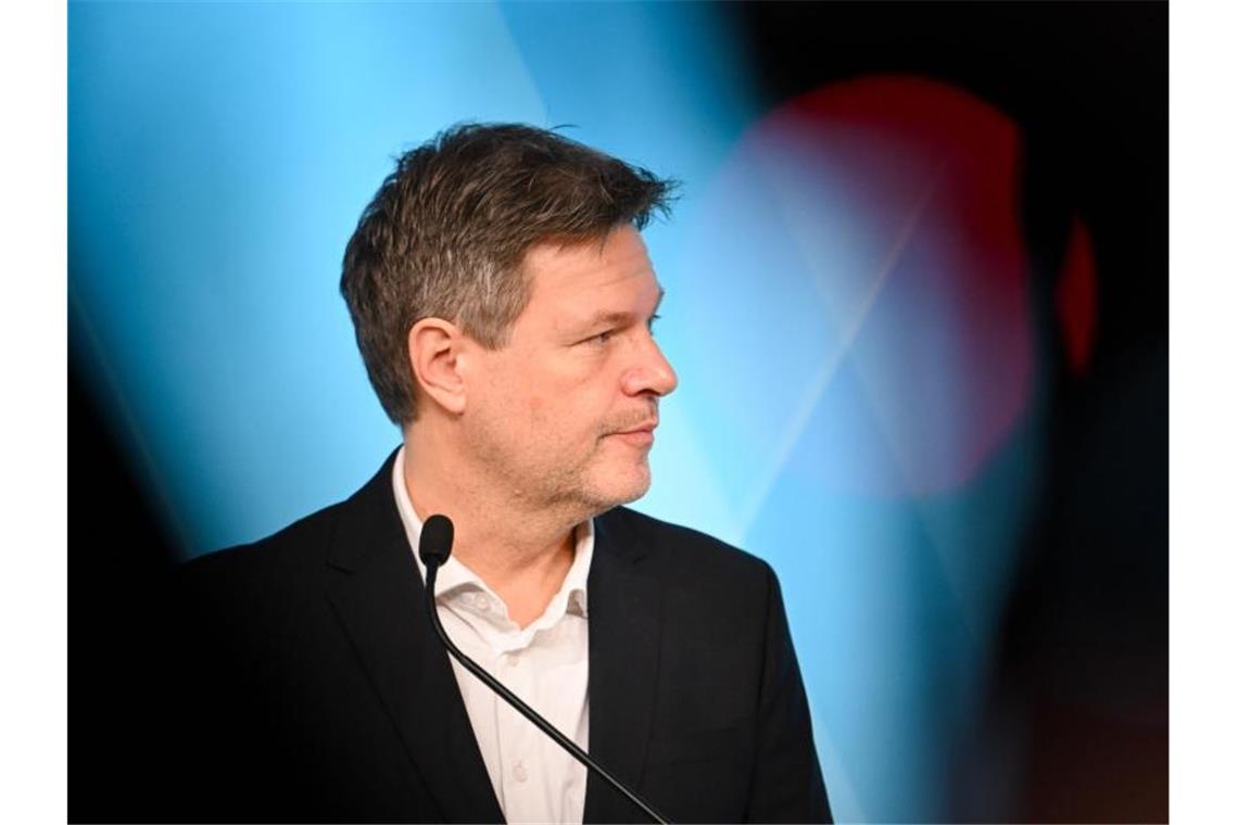 Habeck: Kapitel Corona-Boni wird bald abgeschlossen Bundeswirtschaftsminister Robert Habeck während einer Pressekonferenz in München. Foto: Tobias Hase/dpa