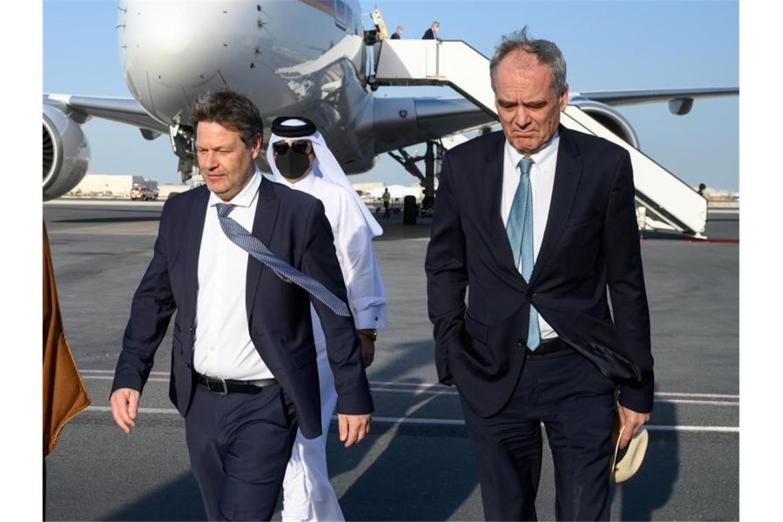 Habeck: Gasversorgung für Winter noch nicht ganz gesichert Bundeswirtschaftsminister Robert Habeck wird auf dem Flughafen von Doha vom deutschen Botschafter Claudius Fischbach (r) empfangen. Foto: Bernd von Jutrczenka/dpa