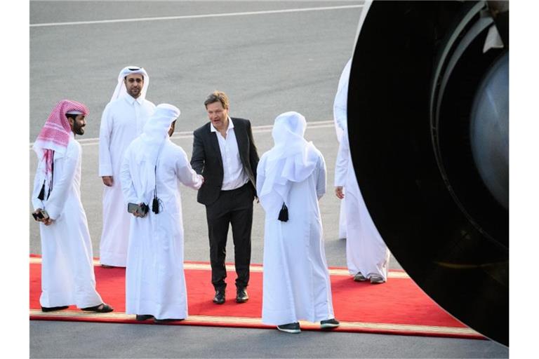 Bundeswirtschaftsminister Robert Habeck wird auf dem Flughafen von Doha verabschiedet, bevor er weiter nach Abu Dhabi fliegt. Foto: Bernd von Jutrczenka/dpa